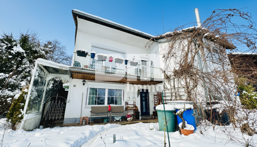 Umfangreich saniertes EFH inkl. PV-Anlage, Terrasse, Wintergarten und Garage + Panoramablick - Frontansicht